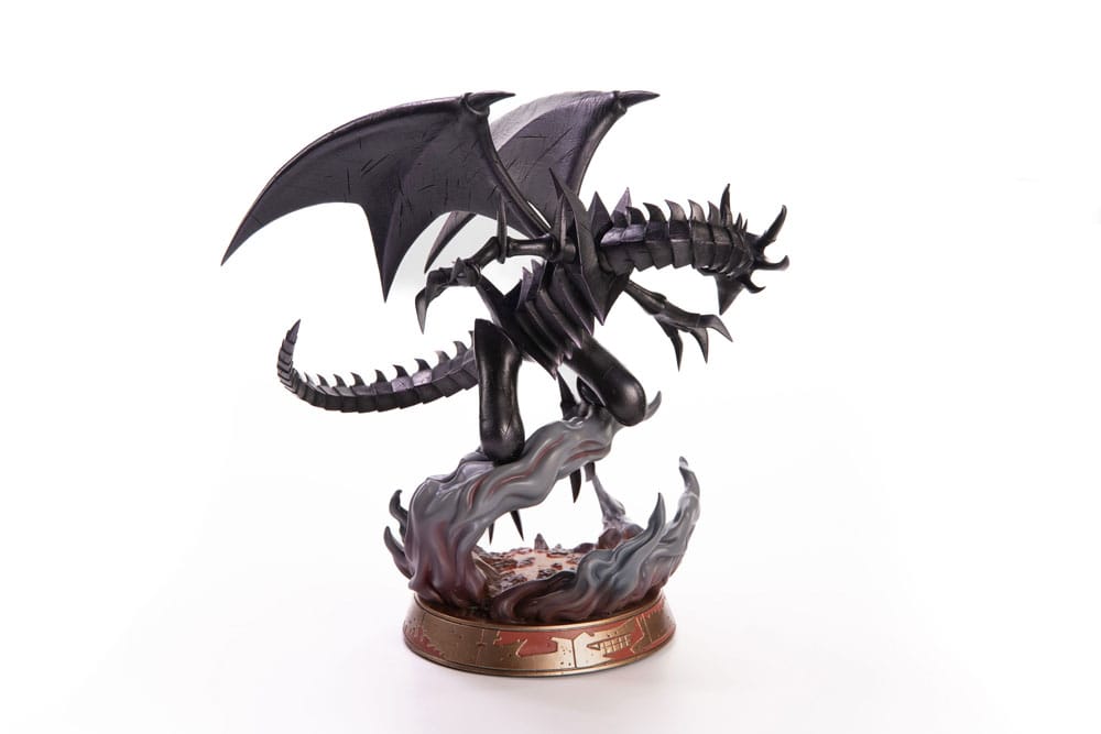 Figurine en PVC de Red-Eyes Black Dragon, le célèbre dragon noir de Yu-Gi-Oh!, dans une pose agressive avec ailes déployées. Le socle est orné de lave en fusion et de roches sombres.