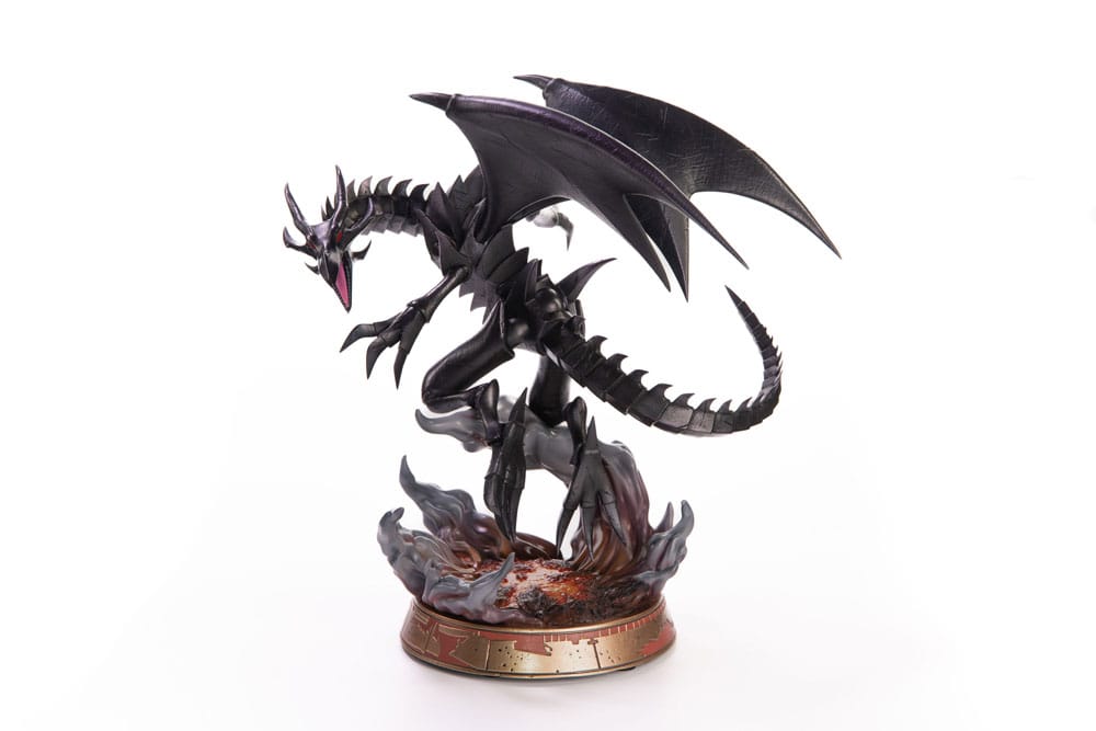 Figurine en PVC de Red-Eyes Black Dragon, le célèbre dragon noir de Yu-Gi-Oh!, dans une pose agressive avec ailes déployées. Le socle est orné de lave en fusion et de roches sombres.