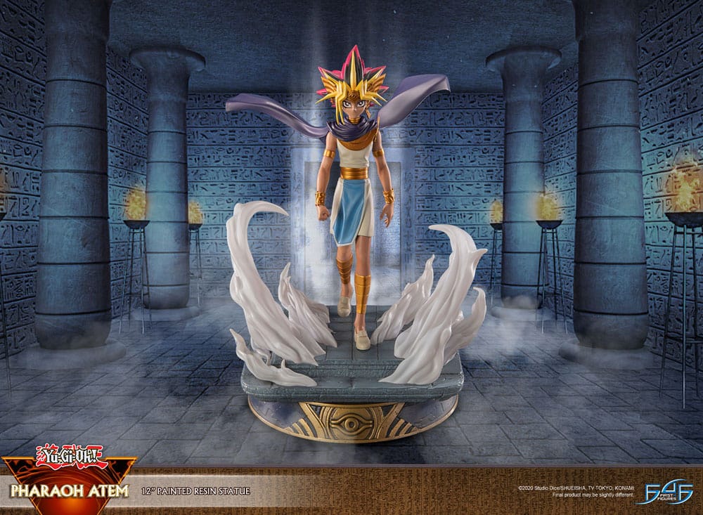 Statuette Yu-Gi-Oh Pharaon Atem 29 cm avec socle égyptien et effets mystiques.