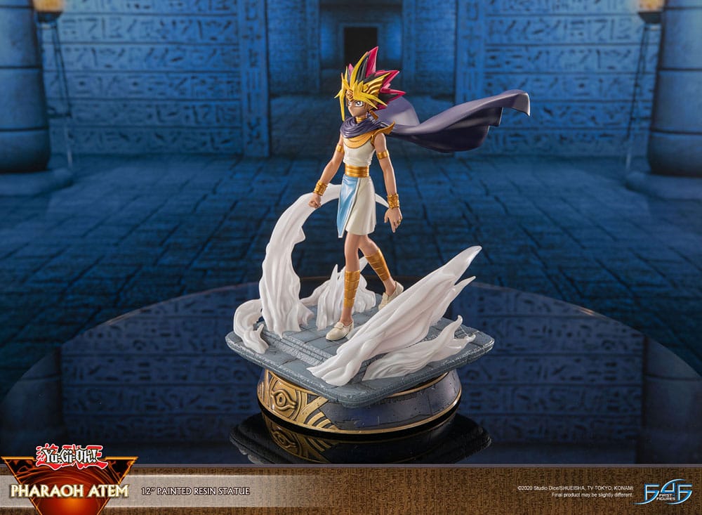 Statuette Yu-Gi-Oh Pharaon Atem 29 cm avec socle égyptien et effets mystiques.