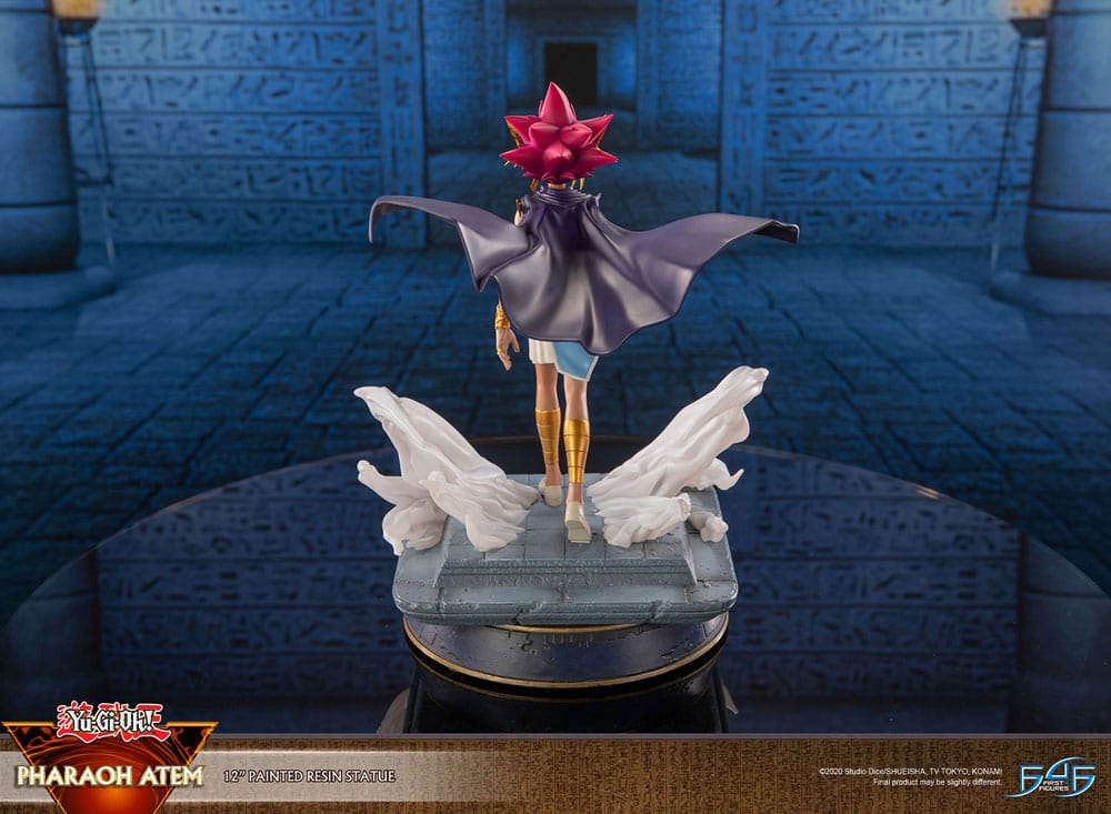 Statuette Yu-Gi-Oh Pharaon Atem 29 cm avec socle égyptien et effets mystiques.