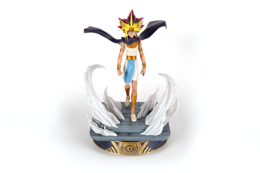 Statuette Yu-Gi-Oh Pharaon Atem 29 cm avec socle égyptien et effets mystiques.