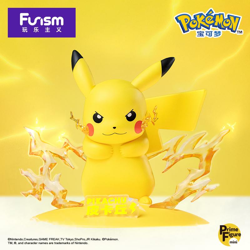 Figurine de Pikachu concentré avec les bras croisés, entouré d’éclairs jaunes translucides sur un socle jaune. Une plaque avec son nom “Pikachu” est posée devant lui.