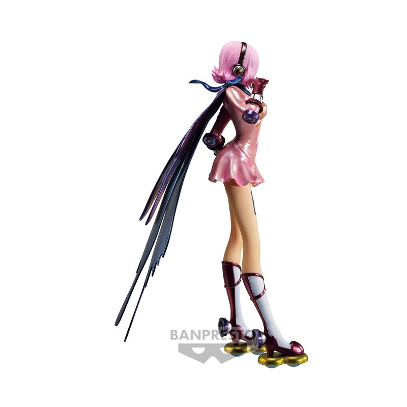 Figurine Banpresto One Piece Glitter & Glamours Vinsmoke Reiju en tenue rose Germa 66 avec cape noire sur fond blanc.