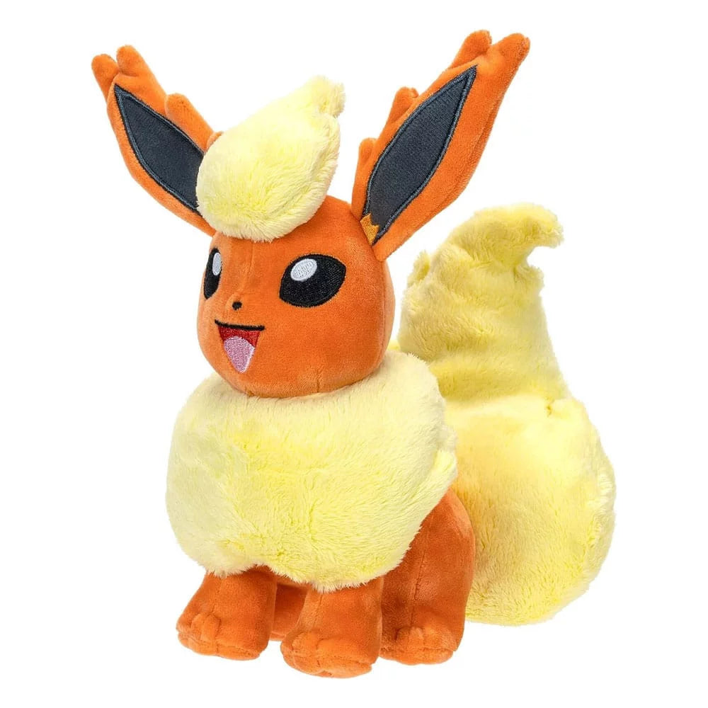 Peluche Pokémon Pyroli officielle, de couleur orange avec une fourrure jaune, assise avec un grand sourire.