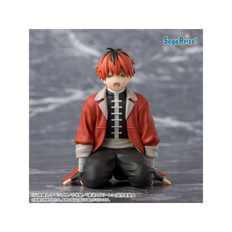 Figurine Sousou no Frieren Chokonose Stark Koshi ga Nukete Arukenai ver. par Sega Prize, assis au sol avec veste rouge.