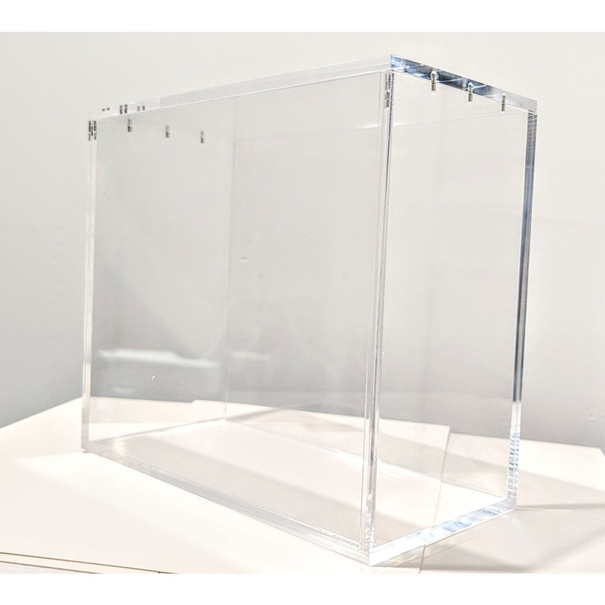 Boîte de protection plexiglass transparente avec couvercle aimanté pour ETB et coffrets de cartes à collectionner.