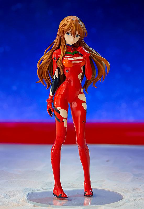 Figurine Pop Up Parade de Asuka Langley Soryu (Rebuild of Evangelion) en combinaison rouge endommagée, avec une posture déterminée et des détails fidèles à l’anime.