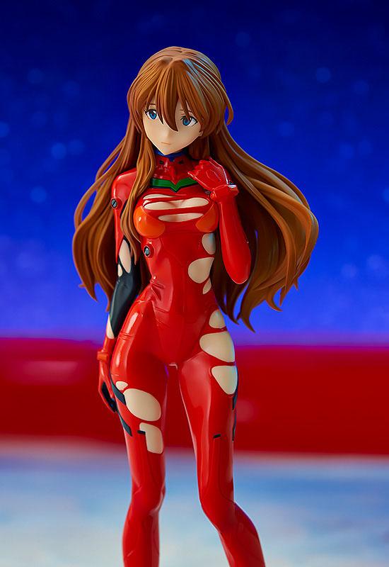 Figurine Pop Up Parade de Asuka Langley Soryu (Rebuild of Evangelion) en combinaison rouge endommagée, avec une posture déterminée et des détails fidèles à l’anime.