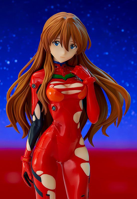 Figurine Pop Up Parade de Asuka Langley Soryu (Rebuild of Evangelion) en combinaison rouge endommagée, avec une posture déterminée et des détails fidèles à l’anime.
