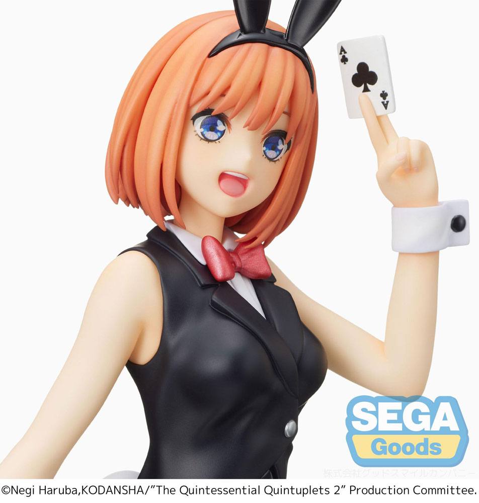 Figurine SPM de Yotsuba Nakano – Dealer Ver. avec un costume de croupière noir, un nœud papillon rouge et des oreilles de lapin, tenant un as de trèfle.