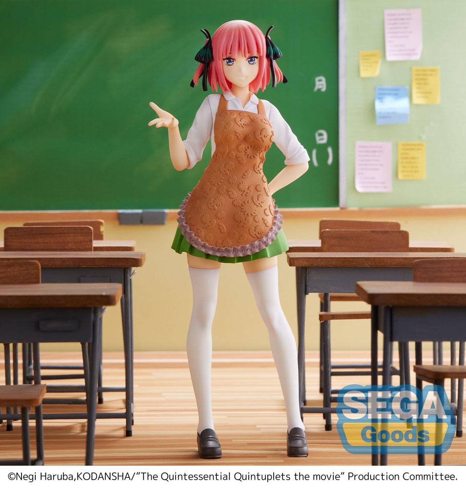 Figurine SPM de Nino Nakano dans une salle de classe, portant un tablier marron sur son uniforme scolaire, inspirée de The Quintessential Quintuplets The Movie.