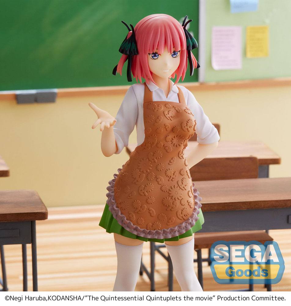 Figurine SPM de Nino Nakano dans une salle de classe, portant un tablier marron sur son uniforme scolaire, inspirée de The Quintessential Quintuplets The Movie.