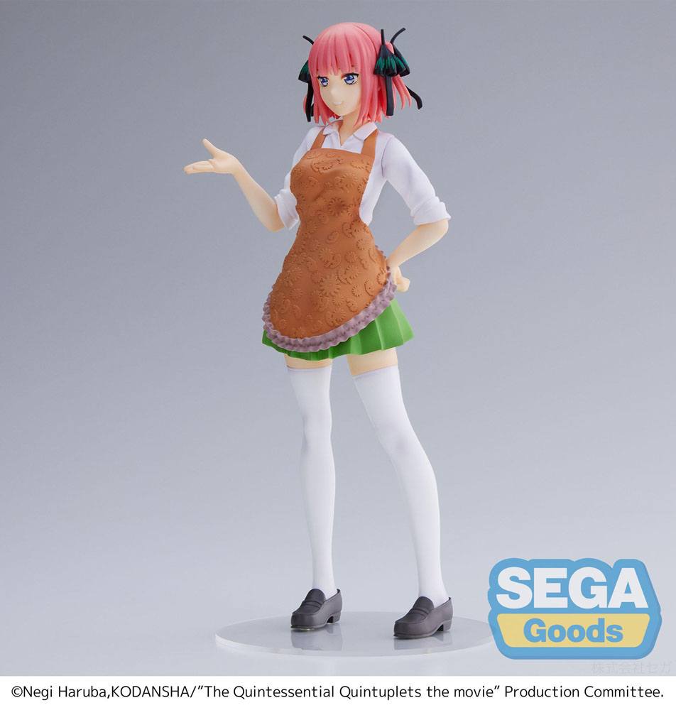 Figurine SPM de Nino Nakano dans une salle de classe, portant un tablier marron sur son uniforme scolaire, inspirée de The Quintessential Quintuplets The Movie.