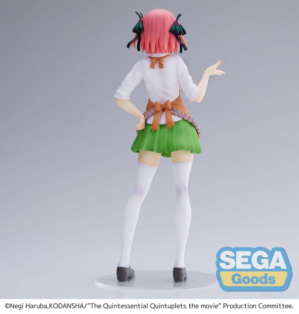 Figurine SPM de Nino Nakano dans une salle de classe, portant un tablier marron sur son uniforme scolaire, inspirée de The Quintessential Quintuplets The Movie.