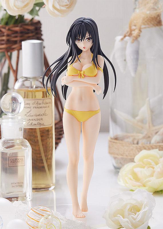 Figurine Pop Up Parade de Yui Kotegawa en bikini jaune, bras croisés et regard sérieux, inspirée de To Love-Ru Darkness.
