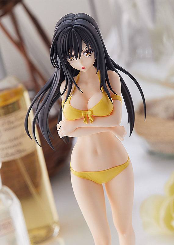 Figurine Pop Up Parade de Yui Kotegawa en bikini jaune, bras croisés et regard sérieux, inspirée de To Love-Ru Darkness.
