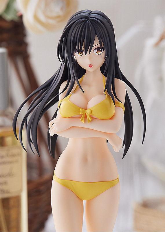 Figurine Pop Up Parade de Yui Kotegawa en bikini jaune, bras croisés et regard sérieux, inspirée de To Love-Ru Darkness.