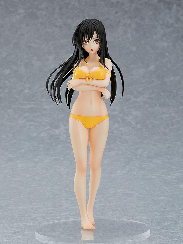 Figurine Pop Up Parade de Yui Kotegawa en bikini jaune, bras croisés et regard sérieux, inspirée de To Love-Ru Darkness.