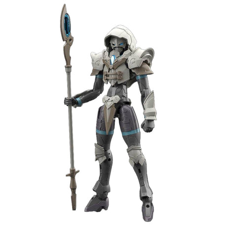 Maquette 30 Minutes Fantasy 30MF Liber Wizard en armure grise et blanche avec capuche, masque sombre et long bâton de mage.