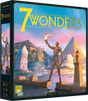 Boîte du jeu de société 7 Wonders avec illustration de cité antique, statue, phare et pyramide sur fond de ciel coloré.