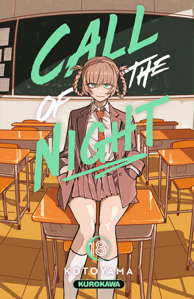 manga Call of the Night Tome 18 de Kotoyama, avec un personnage en uniforme assis dans une salle de classe vide et un grand titre vert.