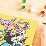 CreArt Ravensburger Pokémon Pikachu & Évoli, peinture par numéros 24 x 30 cm avec Pikachu, Évoli et plusieurs Évolitions sur fond jaune.