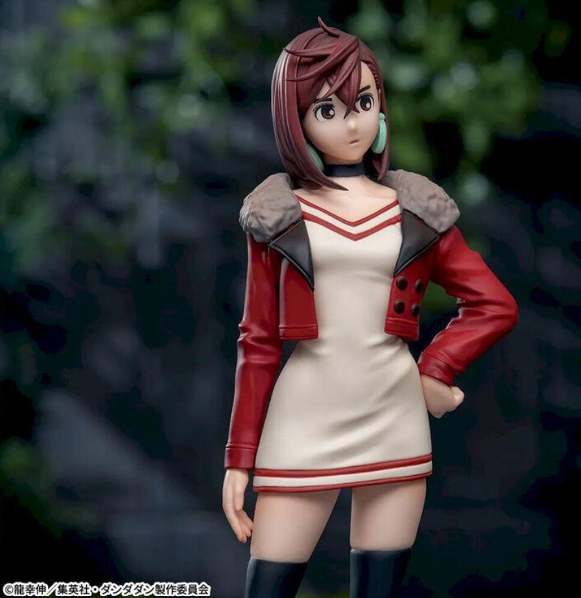 Figurine Momo Dandadan Luminasta Vol 2 en tenue rouge et blanche avec socle décoratif