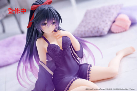 Figurine Tohka Yatogami Nightwear Ver Date A Live V assise en tenue de nuit violette avec cheveux longs dégradés sur fond intérieur doux