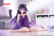 Figurine Tohka Yatogami Nightwear Ver Date A Live V assise en tenue de nuit violette avec cheveux longs dégradés sur fond intérieur doux
