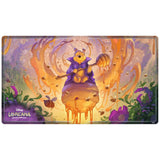 Tapis de jeu Disney Lorcana L’Ascension des Floodborn Winnie l’Ourson, avec Winnie sur un pot de miel, entouré d’abeilles, de fleurs et d’effets dorés.