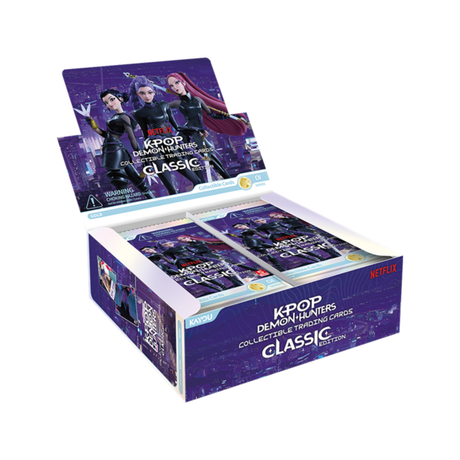 Display KPop Demon Hunters Collectible Trading Cards Classic Edition contenant 20 boosters avec visuel des trois héroïnes sur fond violet urbain.