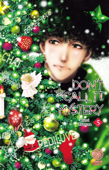 manga Don't Call It Mystery tome 5 de Yumi Tamura, représentant Totonō Kunô devant un sapin de Noël décoré.