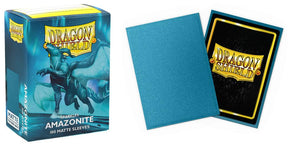 Boîte de 100 protège-cartes Dragon Shield Amazonite Sparkles Matte au format standard, avec illustration d'un dragon bleu turquoise et aperçu d'une sleeve bleue à finition mate scintillante.