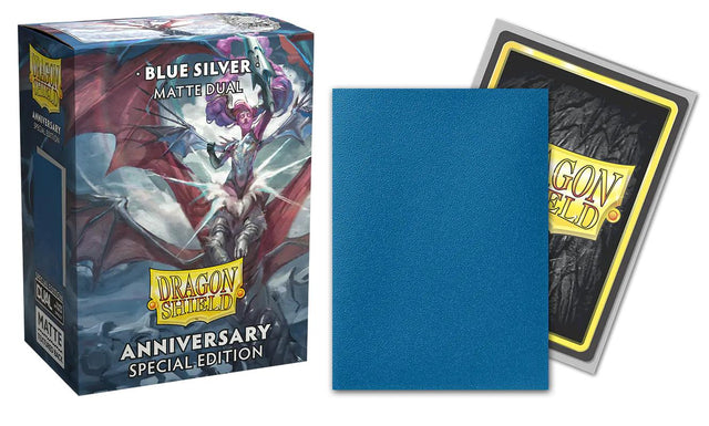 Boîte Dragon Shield Dual Matte Cobalt & Silver Anniversary Special Edition contenant 100 protège-cartes standard bleus avec intérieur argenté.