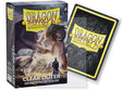 Boîte de 100 Dragon Shield Clear Outer Matte avec un sleeve transparent recouvrant une carte illustrée du logo Dragon Shield Sleeves.
