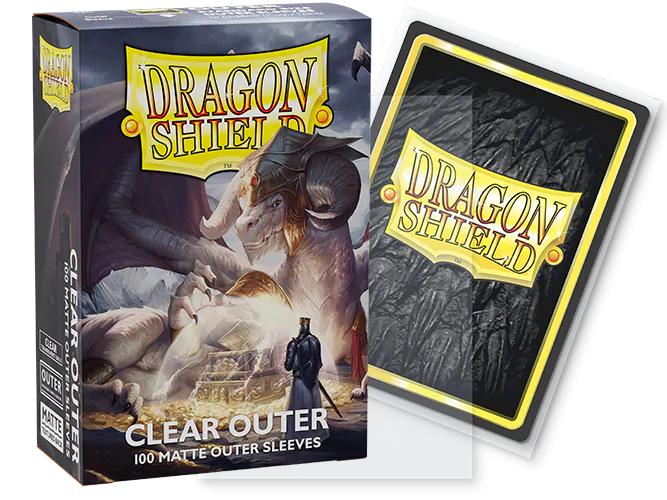 Boîte de 100 Dragon Shield Clear Outer Matte avec un sleeve transparent recouvrant une carte illustrée du logo Dragon Shield Sleeves.