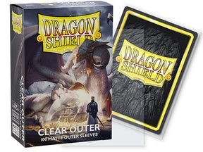 Boîte de 100 Dragon Shield Clear Outer Matte avec un sleeve transparent recouvrant une carte illustrée du logo Dragon Shield Sleeves.