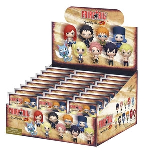 Présentoir Fairy Tail Figural Bag Clip Series 1 avec sachets surprises de porte-clés 3D représentant plusieurs personnages de l’anime.