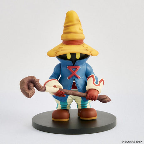 Statuette Final Fantasy IX Adorable Arts Bibi Ornitier, mage noir chibi avec chapeau jaune, manteau bleu et socle rond noir.