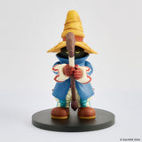 Statuette Final Fantasy IX Adorable Arts Bibi Ornitier, mage noir chibi avec chapeau jaune, manteau bleu et socle rond noir.