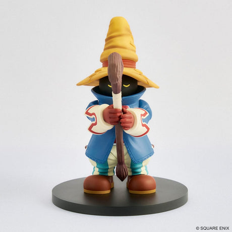 Statuette Final Fantasy IX Adorable Arts Bibi Ornitier, mage noir chibi avec chapeau jaune, manteau bleu et socle rond noir.