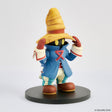 Statuette Final Fantasy IX Adorable Arts Bibi Ornitier, mage noir chibi avec chapeau jaune, manteau bleu et socle rond noir.