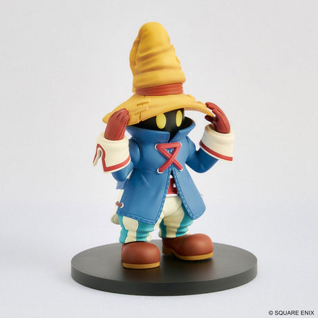 Statuette Final Fantasy IX Adorable Arts Bibi Ornitier, mage noir chibi avec chapeau jaune, manteau bleu et socle rond noir.