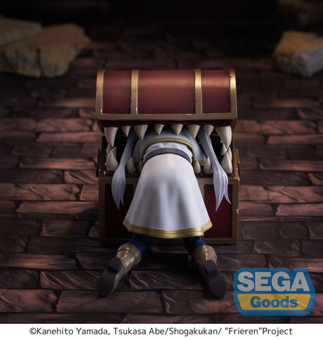 Figurine Frieren In Mimic SEGA Goods représentant Frieren coincée dans un coffre Mimic scène culte de Frieren Beyond Journey’s End