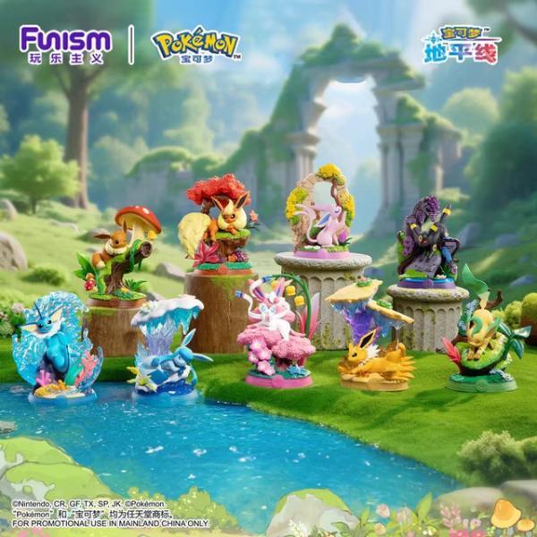 Collection de figurines Pokémon Funism Enjoy! Évoli en boîtes mystères, représentant Évoli et ses huit évolutions dans des décors naturels colorés avec fleurs, cascades et socles décoratifs.