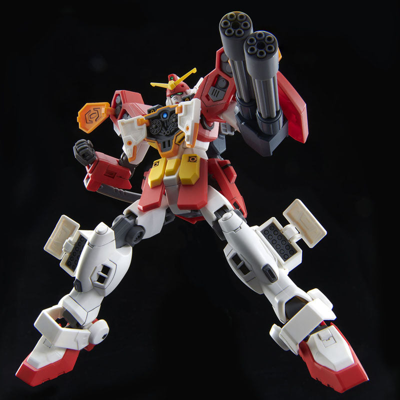 Gunpla HG 1/144 Gundam Heavyarms Custom Endless Waltz équipé de double gatling, en pose dynamique.