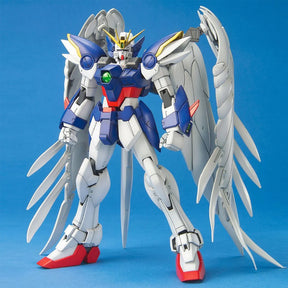 Gunpla MG 1/100 Wing Gundam Zero EW avec ailes blanches, modèle articulé Bandai de Gundam Wing Endless Waltz.