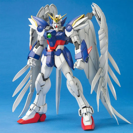 Gunpla MG 1/100 Wing Gundam Zero EW avec ailes blanches, modèle articulé Bandai de Gundam Wing Endless Waltz.