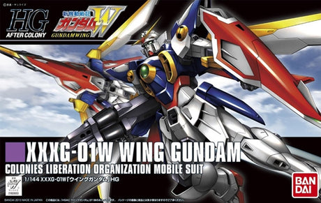 Maquette Gunpla HG 1/144 Wing Gundam avec ailes jaunes et blanches, fusil, bouclier et pose dynamique sur fond blanc.